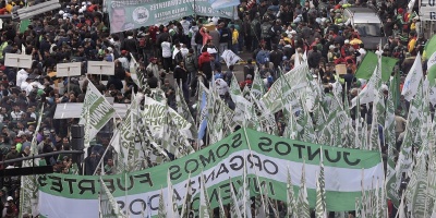 Miles de personas se movilizaron en rechazo a medidas tomadas por Mauricio Macri en Argentina
