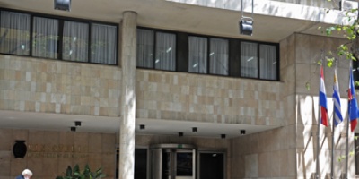 Nin Novoa entreg la Residencia Permanente nmero 10 mil