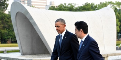 Barack Obama deposita una corona de flores en el cenotafio de Hiroshima
