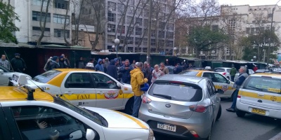 Taxis manifestaron frente a DGI; chofer de UBER interceptado