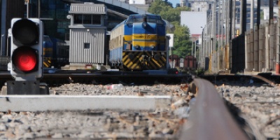 Tren embisti� un automovil en un cruce