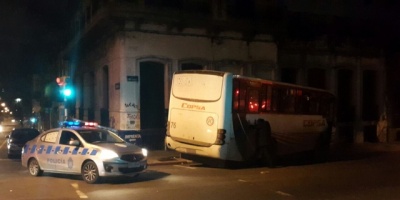 �mnibus choc� tras resistir robo