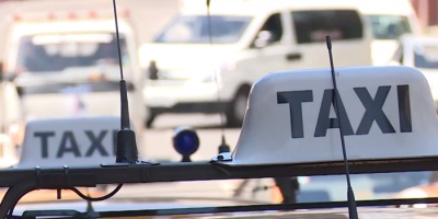 Trabajadores no quieren retirar mampara de taxis