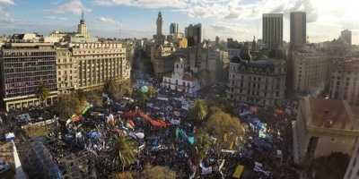Multitudinaria marcha contra "ajuste y tarifazo" de Macri en Argentina 