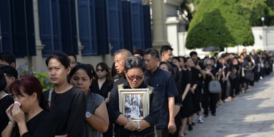 Millones de tailandeses de duelo por la muerte de su rey
