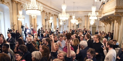 Premio Nobel de Literatura Bob Dylan se llama a silencio