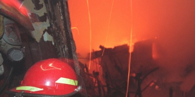 Mueren tres bomberos al tratar de sofocar incendio de un almac�n en Per�