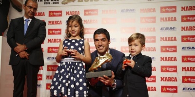 Luis Su�rez recibi� su segunda Bota de Oro