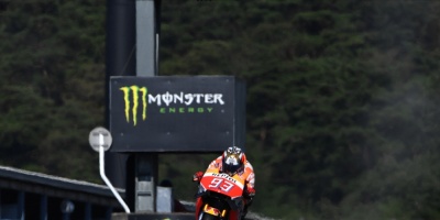 Rossi y Lorenzo luchan por el honor en Australia