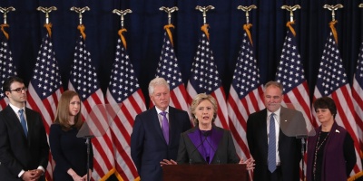 Clinton se ofreci� para trabajar con Trump y le dese� �xito