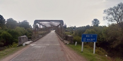 Arrojaron envases de agroqu�micos en el r�o Y� 