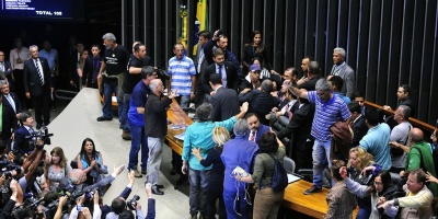 Manifestantes invaden C�mara de Diputados de Brasil y piden intervenci�n militar