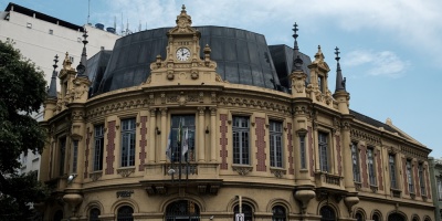 En un quebrado Rio de Janeiro, la polic�a recibe donaciones hasta de papel higi�nico
