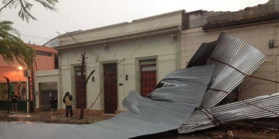 Voladuras de techos y ca�da de �rboles en Paysand� 