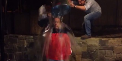 Coutinho acept� el reto del balde de agua helada y desaf�o a C�nepa, que se comprometi� a hacerlo