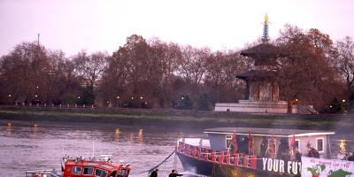 Queman recuerdos del punk valorados en 6 millones de euros contra la celebraci�n del 40mo. aniversario  del movimiento