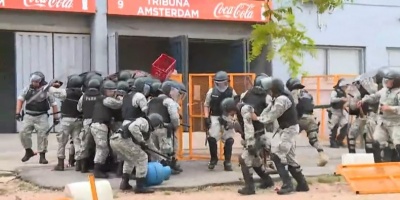 Hincha que tir� garrafa a polic�as fue enviado a prisi�n 