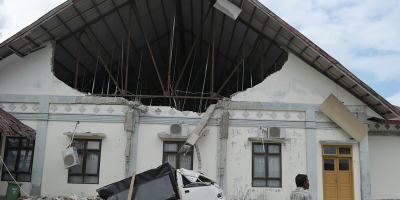 Un sismo en Indonesia deja 97 muertos