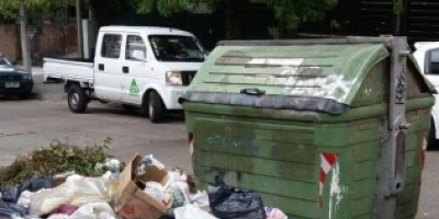 Vecinos se movilizan por contenedores desbordados