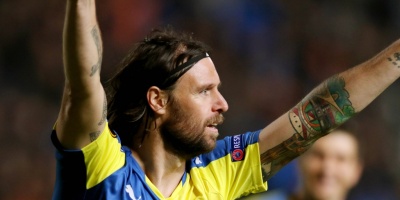 El goleador argentino Cavenaghi se retira a los 33 a�os