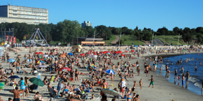 Durante la temporada realizan actividades en playas