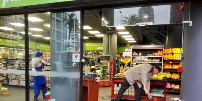 Los fuertes vientos provocaron la voladura de techos e hicieron estallar los vidrios de varios locales comerciales