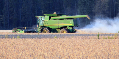 V�zquez firm� aumentos para trabajadores rurales