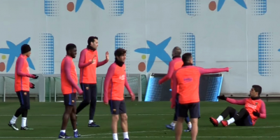 Su�rez molesto por una patada durante el entrenamiento