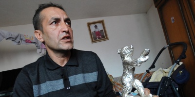 Un actor gitano de Bosnia vende su Oso de Plata para sobrevivir