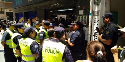 Tenso desalojo de manteros en Peatonal Sarand� 