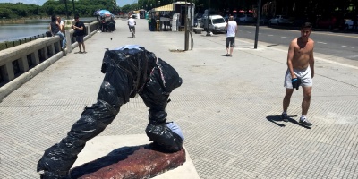 Destrozan escultura de Messi en paseo p�blico de Buenos Aires