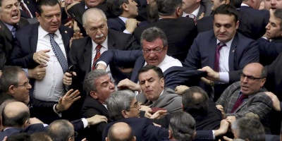 Batalla campal en el Parlamento turco 