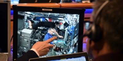 Astronautas de Francia y EEUU concluyen "con �xito" su salida al espacio