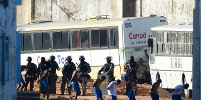 Polic�a brasile�a traslada presos para evitar una nueva masacre en Natal