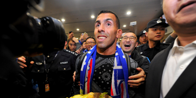 Una multitud recibe a Tevez en Shanghai