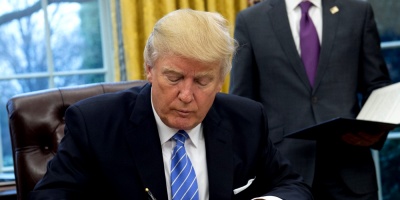 Trump firma los decretos sobre asuntos prometidos en campa�a 