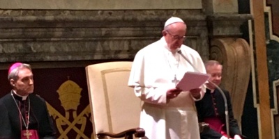 Francisco bendice Rosario de las  Familias