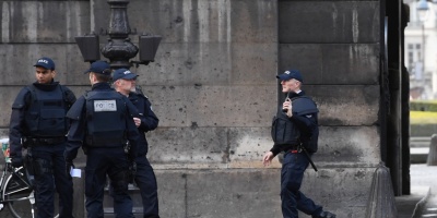  Presunto yihadista con machete ataca a militares en el Carrusel del Louvre de Par�s