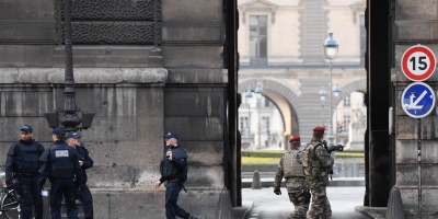 El estado de salud del autor del ataque del Louvre "ha mejorado" 