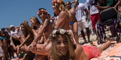 Manifestaci�n de mujeres en Argentina por la prohibici�n del "topless"