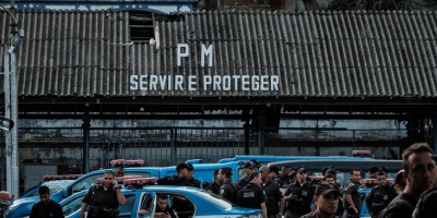 Protestas de familiares bloquean estaciones policiales en Rio de Janeiro
