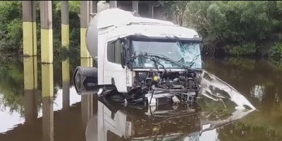 Un cami�n cisterna cay� a las aguas del arroyo Guaviy� 