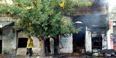 Incendio generalizado afect� muebleria 