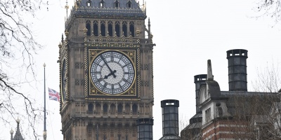 Parlamento de Londres reanuda actividad con minuto de silencio