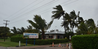 El potente cicl�n Debbie barre la costa noreste de Australia