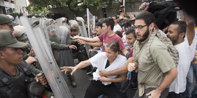 Dos estudiantes y un periodista detenidos en protesta en Caracas