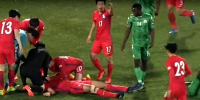Futbolista coreano le salv�  la vida a su compa�ero en pleno partido 