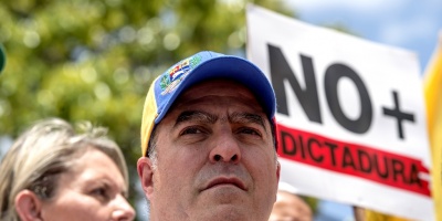 Jefe parlamentario venezolano alcanzado por gases lacrim�genos durante protesta