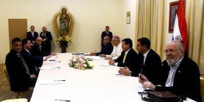 Cartes se re�ne con l�deres pol�ticos pero sin principal partido opositor