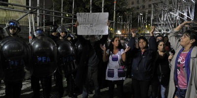 La Polic�a reprime una protesta de maestros en Argentina